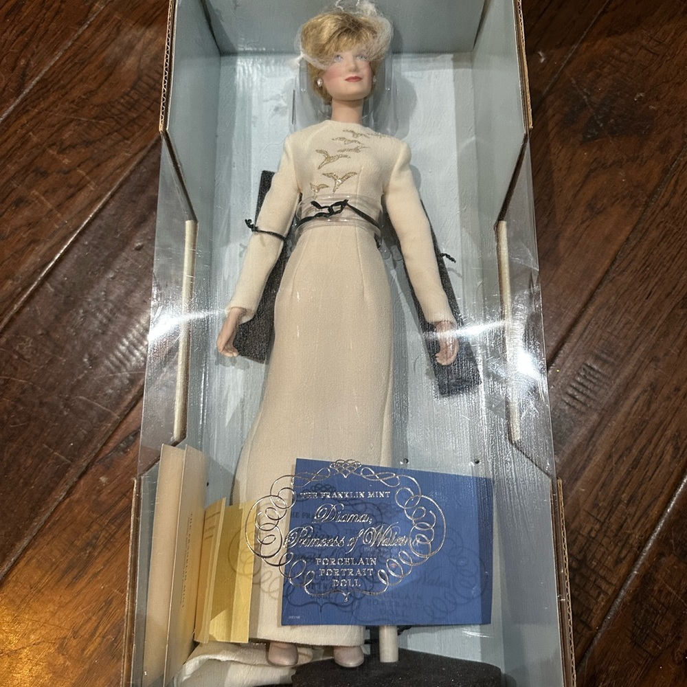 Franklin Mint "Diana,‎ Princess of Wales" porcelain portrait doll
